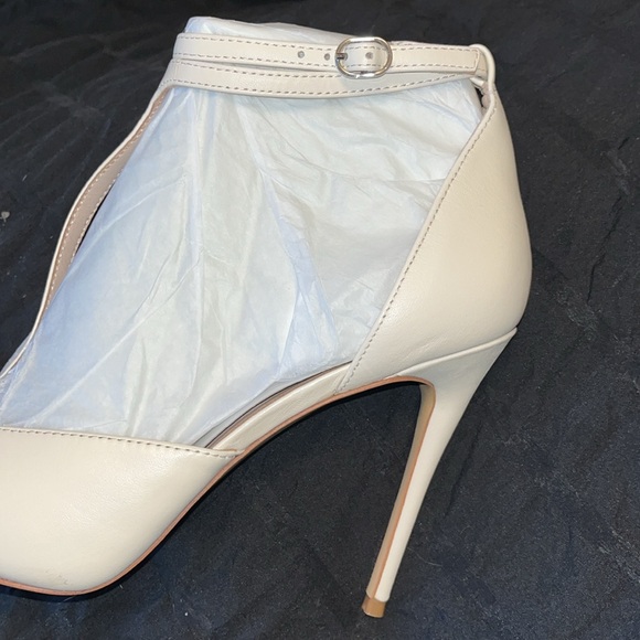 Heels - Picture 8 of 8